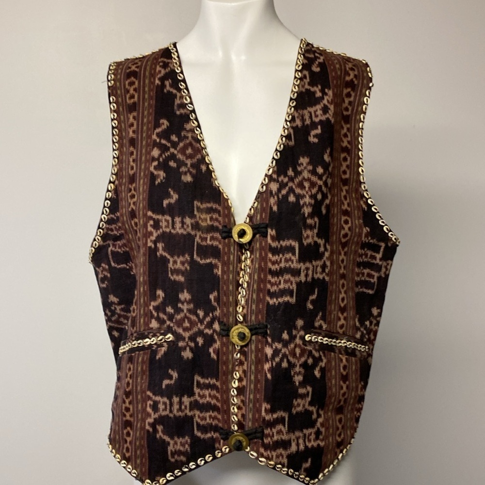 VINTAGE Unique vest Beautiful pattern shell detailing metal buttons size small